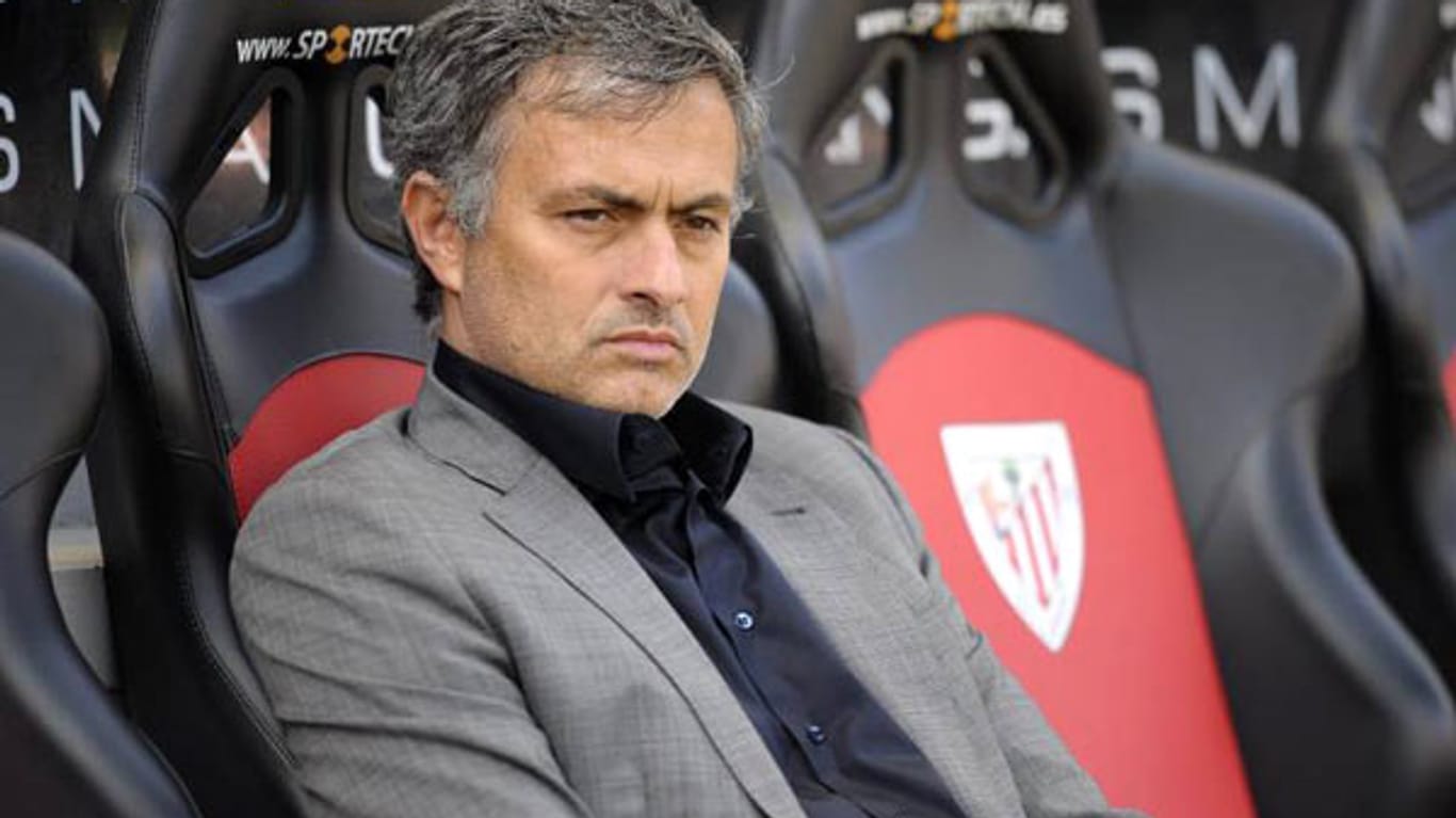 Real Madrids Trainer José Mourinho gerät nach seiner Verbalattacke immer mehr ins Abseits.