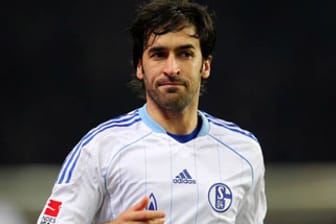 Der 35-jährige Stürmer Raul pocht auf einen Zweijahresvertrag.