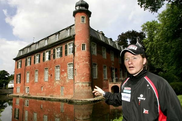 Zwangsversteigerung: Joey Kelly vor dem Schloss der Musiker-Familie.