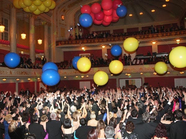 Der süßeste Ball ist zweifelsohne der Bonbon-Ball im prunkvollen Wiener Konzerthaus am 8. Februar. Bis zu 4000 Gäste drehen sich dort zu Tanzmusik, naschen verführerische Süßigkeiten, und um Mitternacht erfolgt die Wahl der Miss Bonbon.