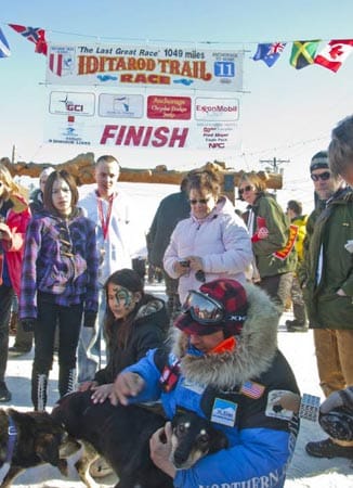 Endlich am Ziel in Nome angekommen gilt Busers Dank seinen Hunden, die neun Tage für ihn gekämpft haben.