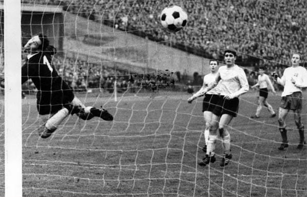 1964 beginnt die Bundesliga-Karriere von Rudi Assauer (2.v.re.): Borussia Dortmund holt den damals 20-jährigen vom Regionalligisten Spielvereinigung Herten. Dort erkämpft sich der eisenharte Abwehrspieler an der Seite von Fußballgrößen wie Lothar Emmerich, Hans Tilkowski (links) und Stan Libuda schnelle einen Stammplatz.