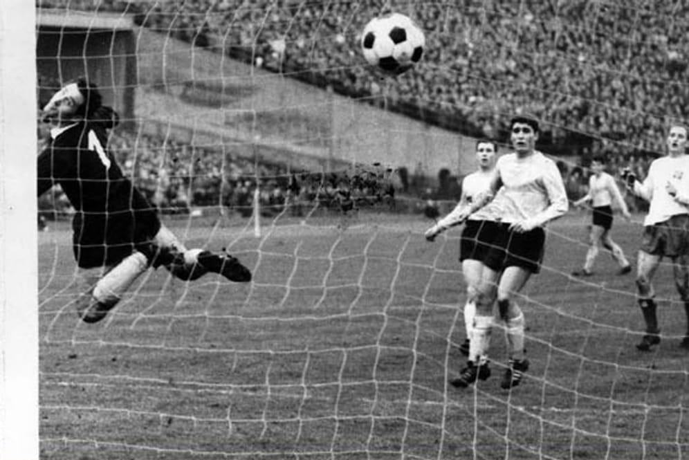 1964 beginnt die Bundesliga-Karriere von Rudi Assauer (2.v.re.): Borussia Dortmund holt den damals 20-jährigen vom Regionalligisten Spielvereinigung Herten. Dort erkämpft sich der eisenharte Abwehrspieler an der Seite von Fußballgrößen wie Lothar Emmerich, Hans Tilkowski (links) und Stan Libuda schnelle einen Stammplatz.