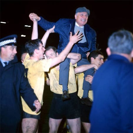 1966 schaffte Assauer mit dem BVB den Einzug ins Endspiel um den Europapokal der Pokalsieger gegen den FC Liverpool. Am 5. Mai des Jahres gehörte er in Glasgow zu der Elf, die durch einen 2:1-Erfolg nach Verlängerung erstmals einen Europapokal nach Deutschland holte. Nach dem Abpfiff trugen Assauer (re.) und Co. Trainer Willi Multhaup auf den Schultern.