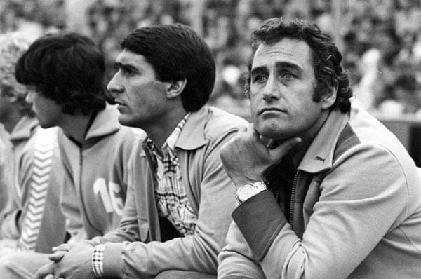 Von 1976 bis 1981 war Assauer bei Werder Bremen als Manager tätig. Stets saß er – wie hier neben Trainer Hans Tilkowski – auf der Bank.