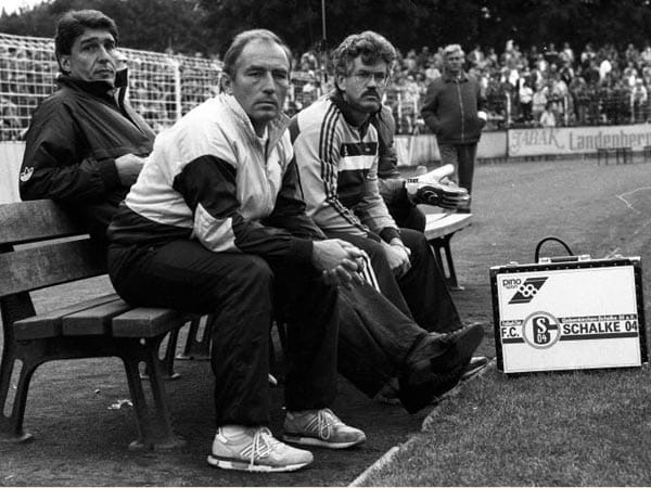 Im Mai 1981 wechselte Assauer - hier neben dem damaligen Trainer Rolf Schafstall - zum ersten Mal ins Management des FC Schalke. Diese erste Amtszeit endete mit seiner Entlassung im Dezember 1986.