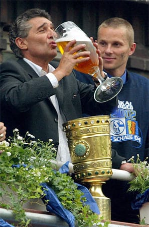 Ebenfalls unvergessen auf Schalke sind die beiden DFB-Pokal-Triumphe 2001 und 2002. Ersterer vor allem auch, weil Rudi Assauer im Siegesrausch den Pokal demolierte. Das gute Stück musste anschließend für viel Geld aufwändig restauriert werden.