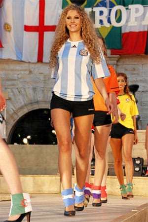 Anlässlich der Fußball-Weltmeisterschaft 2010 nahm Jennifer an der Wahl zur "Miss WM" teil - für Argentinien, das Heimatland ihres Vaters.
