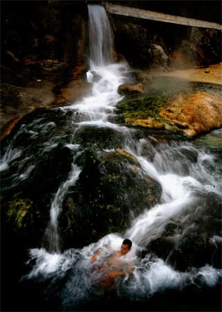 Rund 200 Kilometer nördlich von Athen liegen die heißen Quellen von Thermophylen. Neben einem künstlich errichteten Wasserfall ergießt sich das 40 bis 42 Grad warme Wasser in einen kleinen Fluss, der neben dem Wasserfall speziell zum Baden aufgestaut wurde.