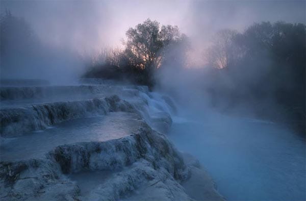 Es ergießt sich über die Cascate del Mulino, in den natürlich geschaffenen Becken können Besucher kostenlos baden.