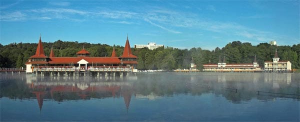 Nordwestlich des Balaton in Ungarn liegt der Hévízer See, der mit 4,5 Hektar Europas größter natürlicher Thermalsee ist. Unter ihm sprudelt in 38 Metern Tiefe eine Quelle, die ihn mit Schwefel-, Radium- und Mineralstoffen speist.