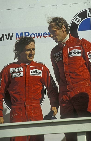 1985: "Professor" Alain Prost läuft dem alternden Niki Lauda bei McLaren endgültig den Rang ab und wird überlegen vor Ferrari-Pilot Michele Alboreto Weltmeister - auch wenn Lauda Prost in Zandvoort ein letztes Mal besiegen kann.