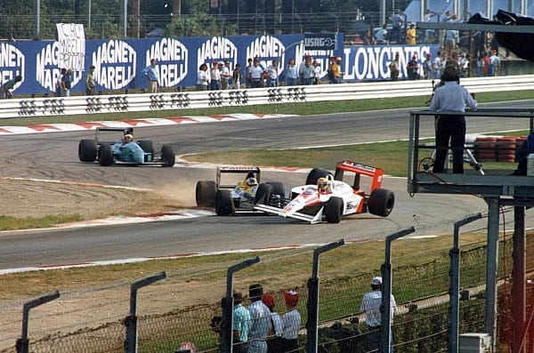 1988: Neuzugang Ayrton Senna beeindruckt in seiner ersten McLaren-Saison, verweist sogar Alain Prost in dessen Schranken und wird auf Anhieb Champion. Wäre Senna nicht in Monza mit dem überrundeten Jean-Louis Schlesser kollidiert, hätte McLaren 1988 alle 16 Grands Prix gewonnen.