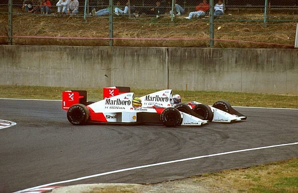 1989: Nach einem Jahr voller teaminterner Anfeindungen kommt es beim Grand Prix von Japan in Suzuka zur "Kollision des Jahrhunderts" zwischen Alain Prost und Ayrton Senna. Prost scheidet aus, Senna fährt weiter und gewinnt - wird aber nachträglich disqualifiziert und verliert damit den WM-Titel.