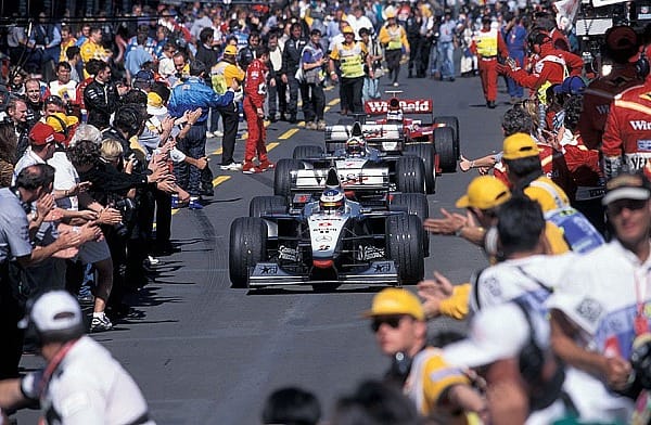 1998: Nach den glücklosen McLaren-Jahren mit Ford und Peugeot gelingt 1998 der erste WM-Titel mit Mercedes. Mika Häkkinen und David Coulthard belieben die Saison dank der Geniestreiche von Designer Adrian Newey fast nach Belieben und müssen sich nur gegen Michael Schumacher ein wenig anstrengen.