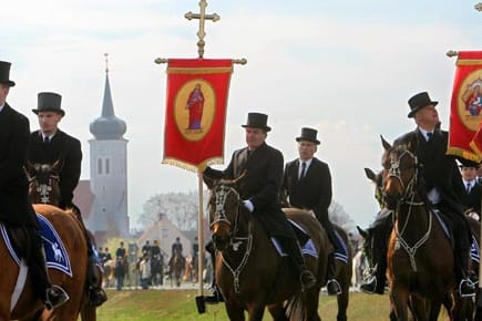 Tradition: Osterreiten in der Lausitz