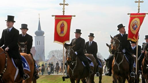 Tradition: Osterreiten in der Lausitz