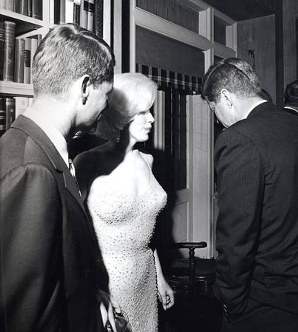 Dem US-Präsidenten werden diverse außereheliche Affären nachgesagt. Die wohl berühmteste heißt Marilyn Monroe. Diese Schwarz-Weiß-Aufnahme soll die einzige sein, die von JFK (rechts) und der Diva existiert. Das Foto entsteht nach der Geburtstagsparty des Präsidenten am 19. Mai 1962. Mit auf dem Bild: Bruder Robert F. Kennedy.