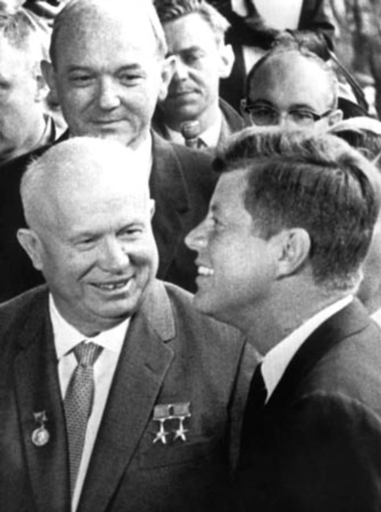 Die Sorge um eine Expansion des kommunistischen Einflusses nach der Machtübernahme Castros in Kuba prägt den Beginn der Präsidentschaft Kennedys. Im April 1961 unterstützt die CIA die Invasion von Exilkubanern in der Schweinebucht, die scheitert. Die Sowjetunion beschließt, Atomwaffen auf Kuba zu stationieren, und löst im Oktober 1962 die Kubakrise aus. Kennedy zwingt den sowjetischen Ministerpräsidenten Nikita Chruschtschow (links), die Raketen wieder abzuziehen - ein großer außenpolitischer Erfolg.