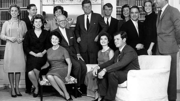 Der einflussreiche Kennedy-Clan im November 1960. Stehend, von links: Ethel Kennedy (Ehefrau von Robert F. Kennedy), Stephen Smith mit Ehefrau Jean (geb.Kennedy), US-Präsident John Fitzgerald Kennedy, Robert Francis Kennedy, Patricia Lawford (geb.Kennedy), Sargent Shriver, Virginia Joan Kennedy (Ehefrau von Edward M.Kennedy) und Peter Lawford. Sitzend von links: Eunice Shriver (geb.Kennedy), Mutter Rose und Vater Joseph Kennedy, Jacqueline Kennedy und Edward Moore Kennedy.