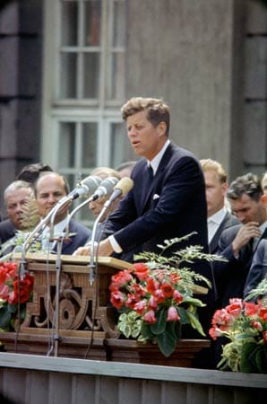 Am 26. Juni 1963 besucht Kennedy West-Berlin. Vor dem Rathaus Schöneberg hält er seine berühmte Rede, in der er den Satz "Ich bin ein Berliner" sagt.