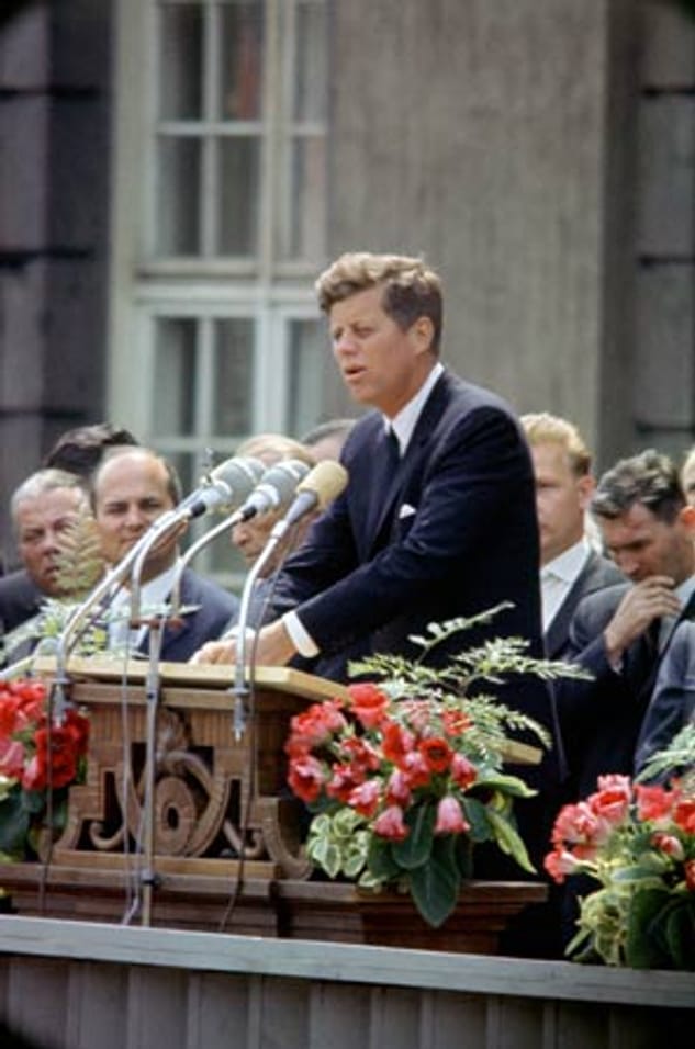 Am 26. Juni 1963 besucht Kennedy West-Berlin. Vor dem Rathaus Schöneberg hält er seine berühmte Rede, in der er den Satz "Ich bin ein Berliner" sagt.