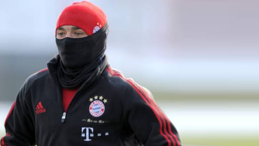Dick vermummt, sodass man seine Mimik nicht sieht: Danijel Pranjic.