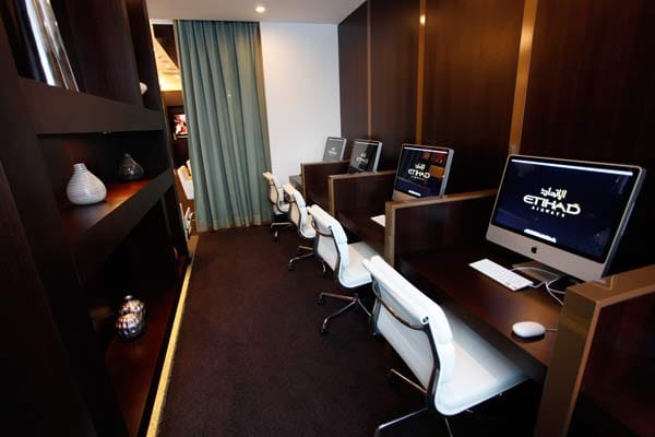 Topkunden steht in Frankfurt diese noble Lounge zur Verfügung - ausgestattet mit den neuesten iMacs.