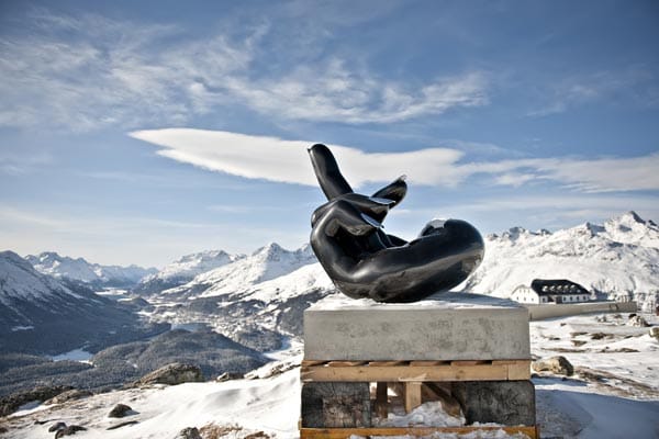 Seit mehreren Wochen schweift der Blick der Besucher, die den Berg Muottas Muragl erklommen haben, nicht nur über die Idylle der Schweizer Alpenlandschaft, sondern auch über eine riesige Hand mit der Stinkefinger-Geste, die vom Gipfel prangt.