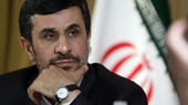 Der Kettenhund: Präsident Mahmud Ahmadinedschad ist beim Religionsführer in Ungnade gefallen. Er darf schimpfen und drohen - viel zu sagen hat er nicht mehr.