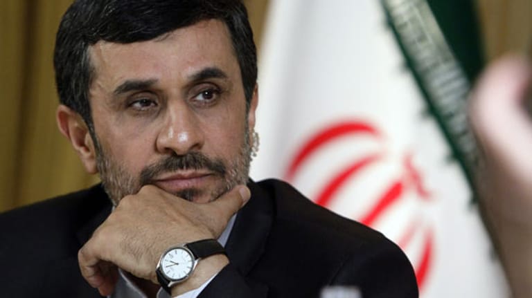 Der Kettenhund: Präsident Mahmud Ahmadinedschad ist beim Religionsführer in Ungnade gefallen. Er darf schimpfen und drohen - viel zu sagen hat er nicht mehr.