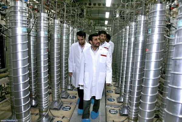 Ahmadinedschad besichtigt Gaszentrifugen in der Anreicherungsanlage Fordo