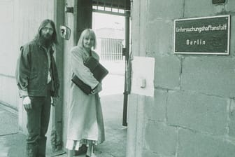 Knud und Vera Wollenberger besuchen im Jahr 1990 das Ex-Stasi-Gefängnis Hohenschönhausen