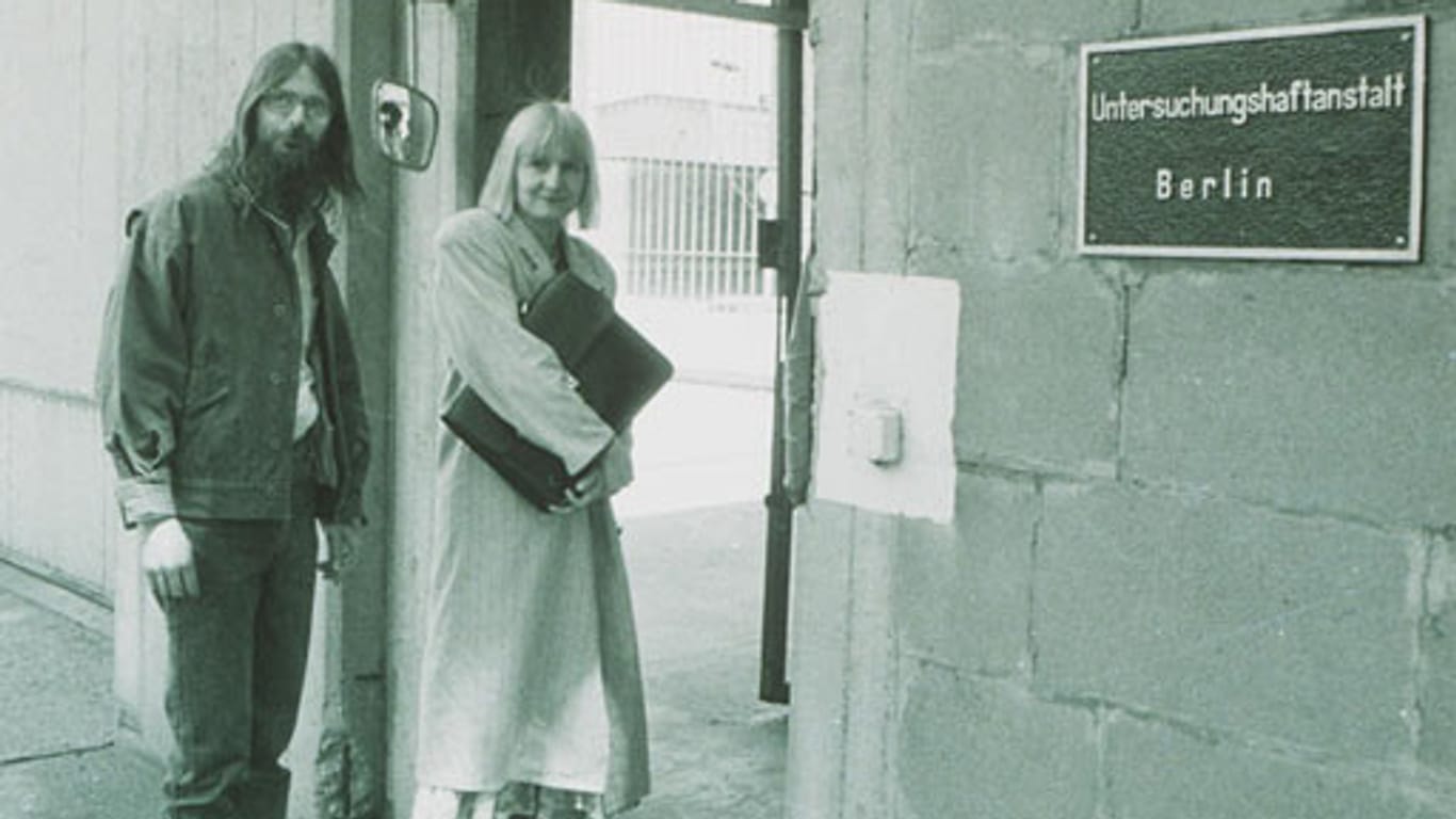 Knud und Vera Wollenberger besuchen im Jahr 1990 das Ex-Stasi-Gefängnis Hohenschönhausen