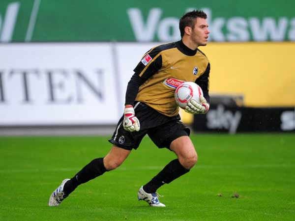 Tor: Simon Pouplin hatte beim SC Freiburg keine Chance mehr, der Platz zwischen den Pfosten gehört dem deutschen U-21-Nationalkeeper Oliver Baumann. Der französische Torhüter erhielt von den Breisgauern kein neues Vertragsangebot mehr, so dass er aktuell ohne Klub dasteht.