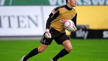 Tor: Simon Pouplin hatte beim SC Freiburg keine Chance mehr, der Platz zwischen den Pfosten gehört dem deutschen U-21-Nationalkeeper Oliver Baumann. Der französische Torhüter erhielt von den Breisgauern kein neues Vertragsangebot mehr, so dass er aktuell ohne Klub dasteht.