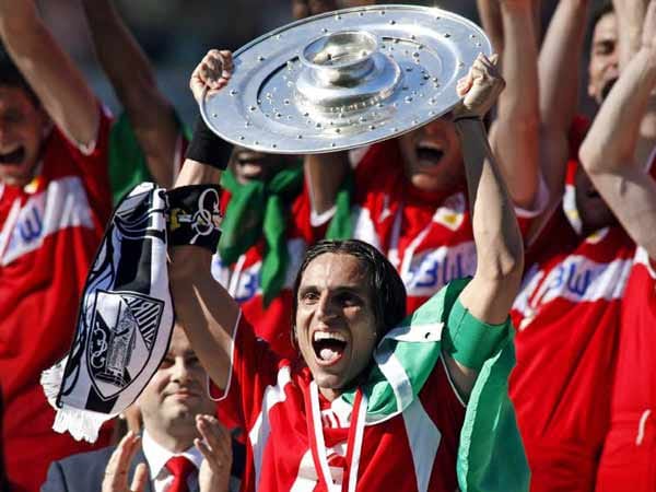 Verteidigung: 2007 reckte Fernando Meira noch als Kapitän des VfB Stuttgart die Meisterschale in den Himmel, seitdem ging es für den Portugiesen bergab. Weder bei Galatasaray Istanbul noch bei Zenit St. Petersburg fand er sein sportliches Glück, seine letzte Anstellung bei Real Saragossa fand nun auch ihr vorzeitiges Ende.