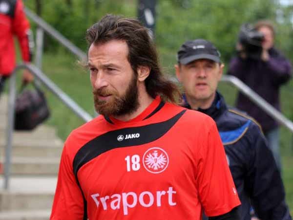 Sturm: Auch Ioannis Amanatidis gehört jetzt zum FC Arbeitslos. Dabei war der Angreifer in der letzten Saison noch Kapitän bei Eintracht Frankfurt. Nach dem Abstieg trennte sich die Eintracht allerdings aus finanziellen Gründen von dem Deutsch-Griechen. Seitdem wartet der Stürmer, der auch für den VfB Stuttgart und den 1. FC Kaiserslautern auf Tore-Jagd ging, auf ein neues Engagement.