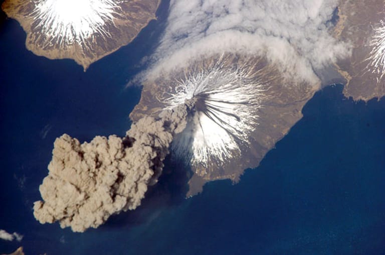 Der Mount Cleveland vor Alaska steht möglicherweise kurz vor einem Ausbruch. Seine Aschewolke könnte massive Auswirkungen auf den internationalen Flugverkehr haben. (Archivbild: NASA)