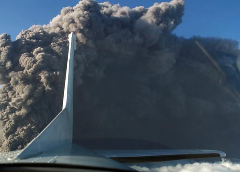 Noch fatalere Folgen hatte der Ausbruch des isländischen Vulkans Eyjafjallajökull im April 2010. Er stieß so gewaltige Mengen Asche aus, dass täglich tausende Flüge abgesagt werden mussten.