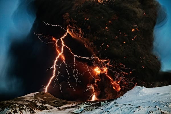 Abgesehen von den Beeinträchtigungen des Flugverkehrs lieferte der Ausbruch des Eyjafjallajökull ein sensationelles Naturschauspiel. Abgesehen von den Beeinträchtigungen des Flugverkehrs lieferte der Ausbruch des Eyjafjallajökull ein sensationelles Naturschauspiel.