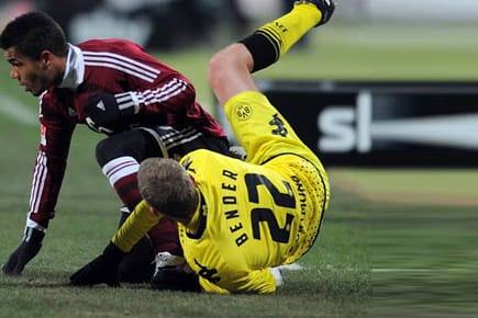 Sven Bender (rechts) knickt bei einem Zweikampfmit Nürnbergs Daniel Didavi um.