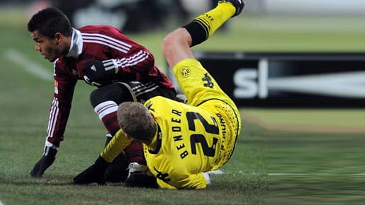 Sven Bender (rechts) knickt bei einem Zweikampfmit Nürnbergs Daniel Didavi um.