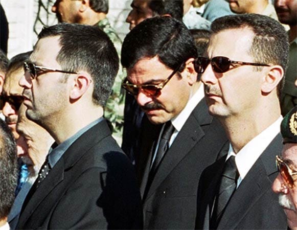 Hafis al-Assad starb im Juni 2000. Dieses Foto von der Trauerfeier zeigt seine Söhne Baschar (rechts) und Mahir (links) sowie seinen Schwager, General Assef Schaukat.