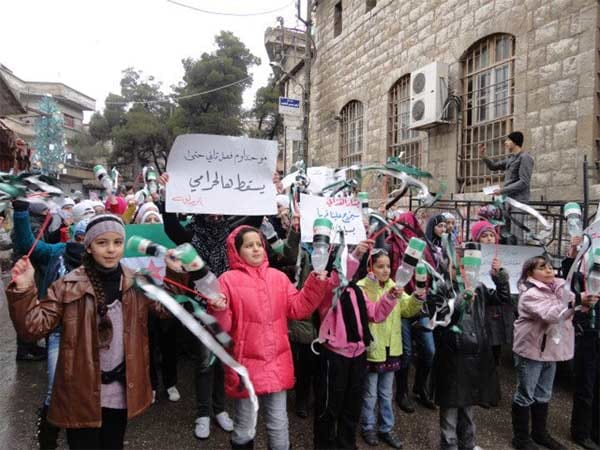 Hass auf den reichen Clan: "Weg mit dem Dieb" fordern diese Kinder bei einer Demonstration im Januar dieses Jahres.