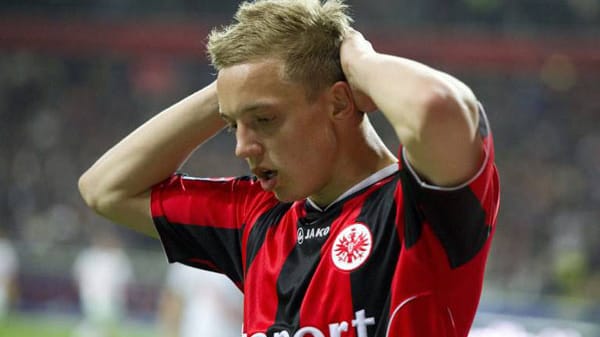 Ersatzbank statt Startelf: Eintracht-Talent Sonny Kittel ärgerte sich über das Missgeschick von Lizenzspielleiter Rainer Falkenhain. Ersatzbank statt Startelf: Eintracht-Talent Sonny Kittel ärgerte sich über das Missgeschick von Lizenzspielleiter Rainer Falkenhain.