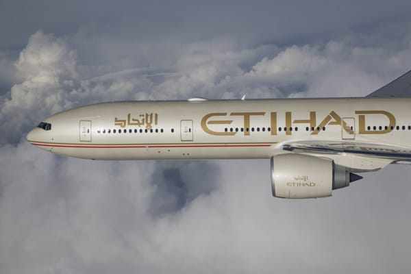 Im Geschäftsjahr 2011 transportierte Etihad Airways mehr als acht Millionen Passagiere. Die Flotte von Etihad Airways umfasst 63 Maschinen und soll in den kommenden Jahren um 100 Flugzeuge, darunter zehn Airbus A380, erweitert werden.