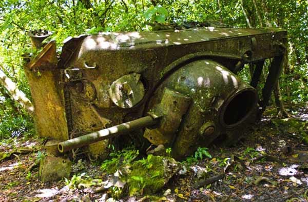 Ein zerstörter Panzer zeugt von den Gefechten auf der Insel. Vor allem die noch überall herumliegende Munition birgt Gefahren.