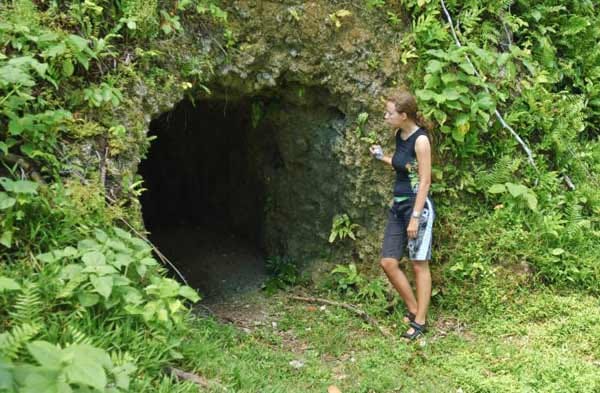 In solchen Höhlen versteckten sich japanische Soldaten während der Gefechte.