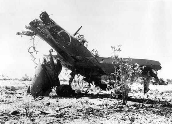 Historische Aufnahmen dokumentieren den Grad der Verwüstung. Hier ein zerschossenes Flugzeug der Japaner.